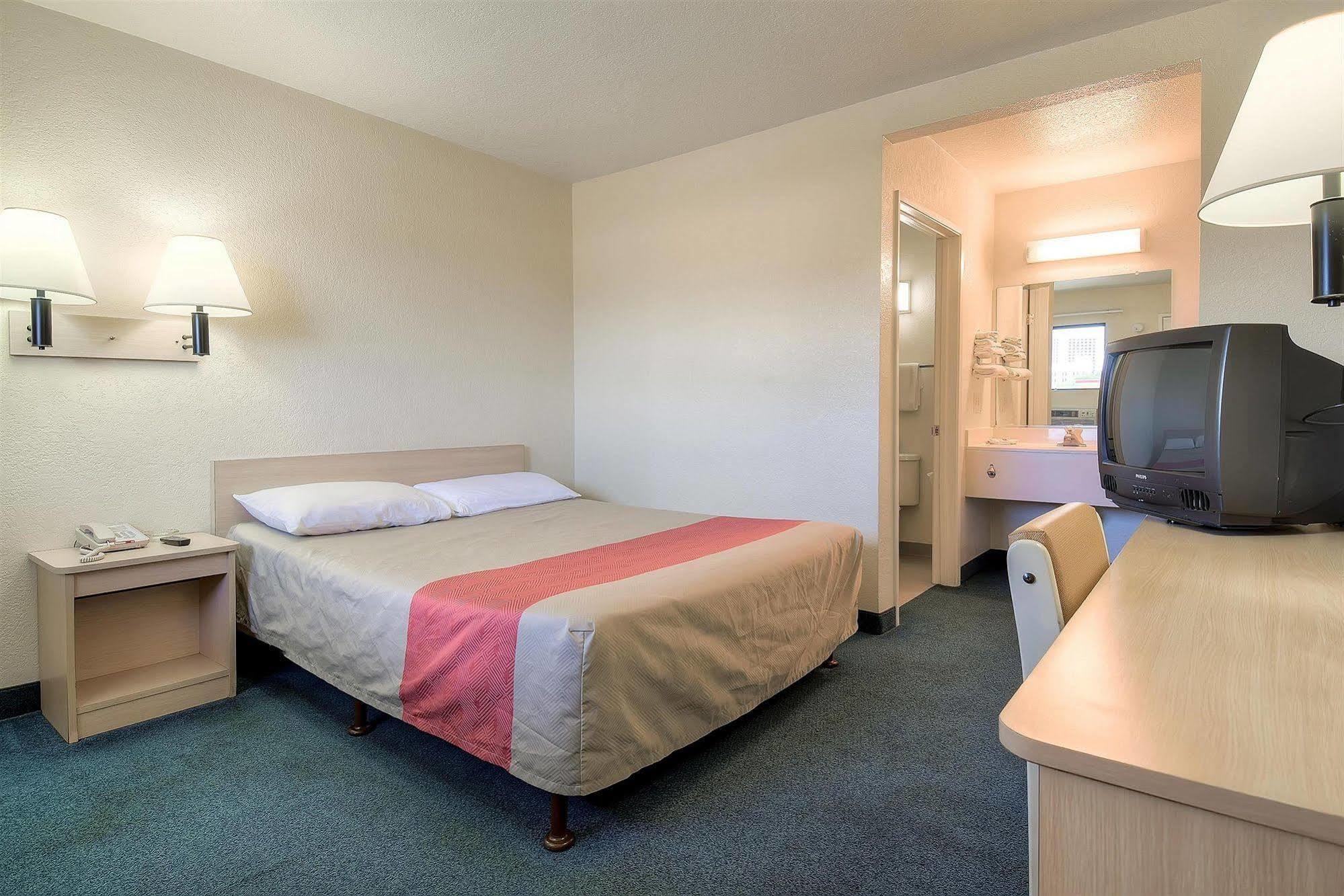 Motel 6 Anaheim Stadium - Orange Ngoại thất bức ảnh